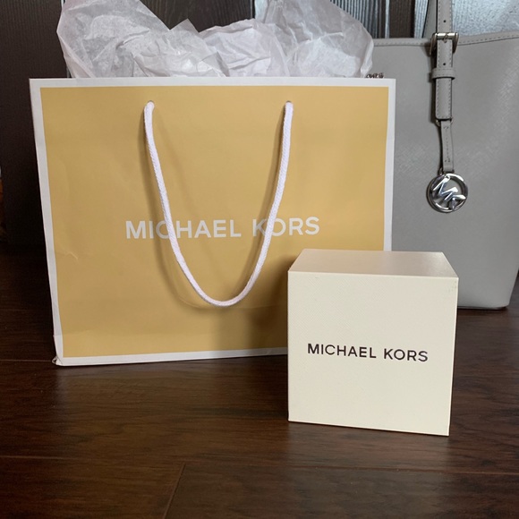 Never been used it was gifted. Not a watch girl. - Picture 3 of 6